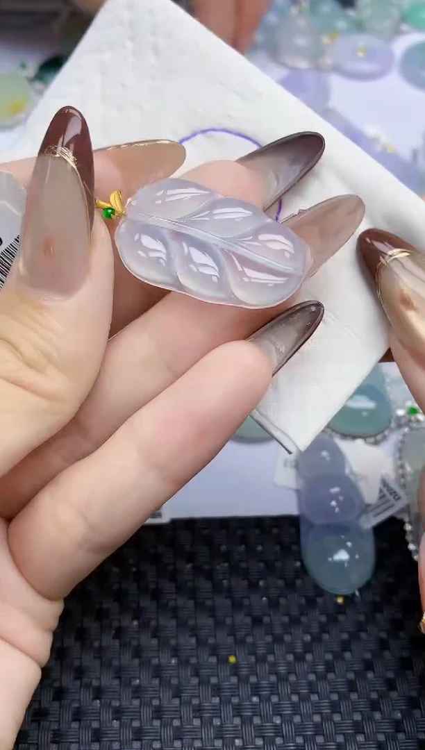 颈饰18K金镶嵌翡翠67   天然翡翠A货  百元以上9米证书费自理