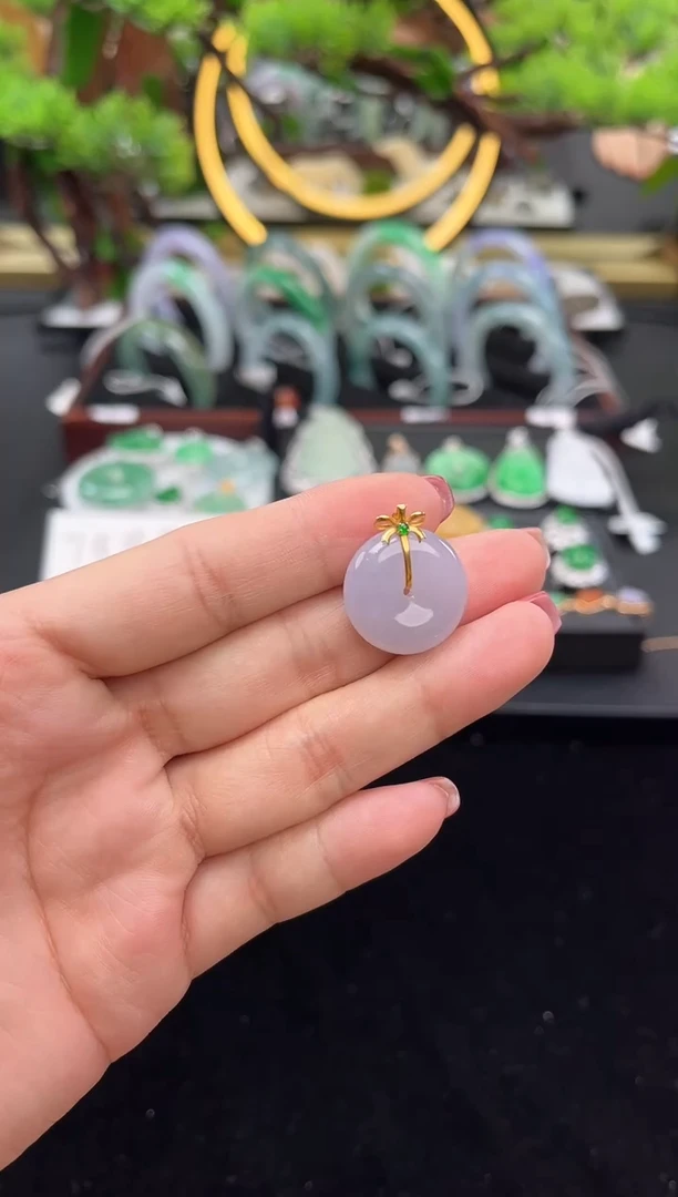 颈饰18K金镶嵌翡翠吊坠