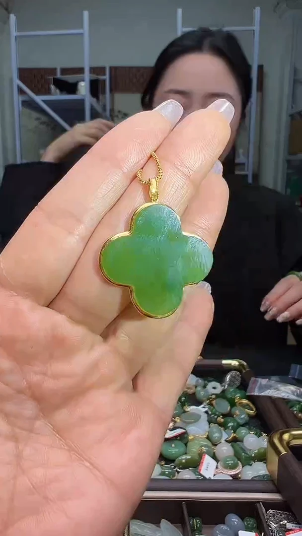 颈饰18K金镶嵌和田玉（多样性发货.发其一)12.12.80