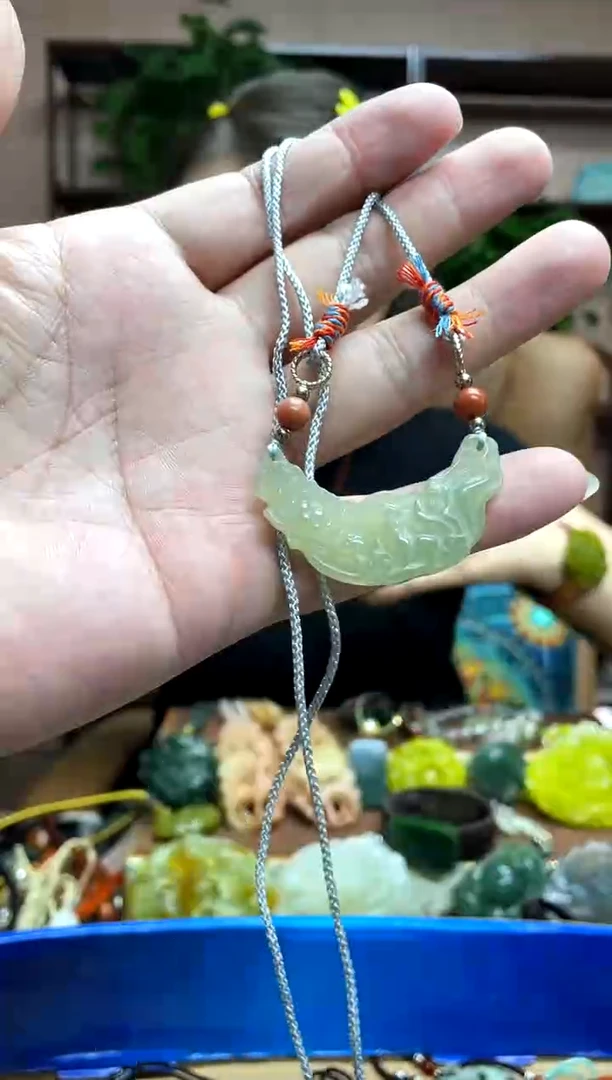 未镶嵌岫玉吊坠`1