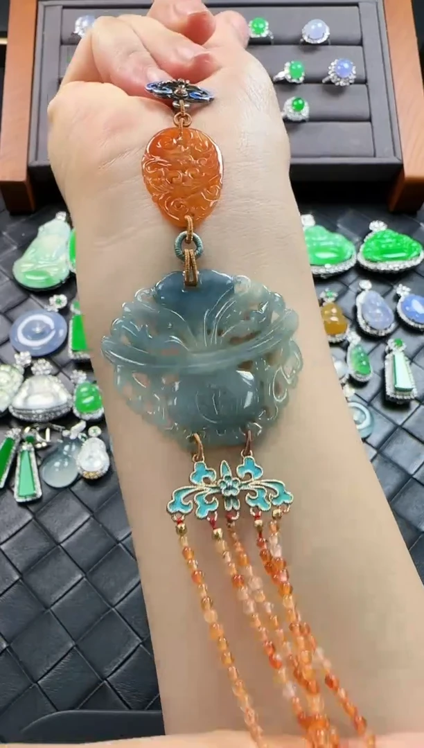 翡翠未镶嵌吊坠(赠链)111