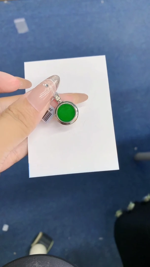 翡翠未镶嵌颈饰1