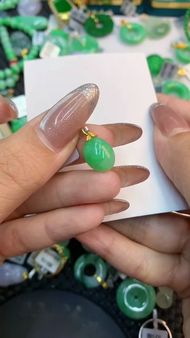 颈饰18K金镶嵌翡翠1