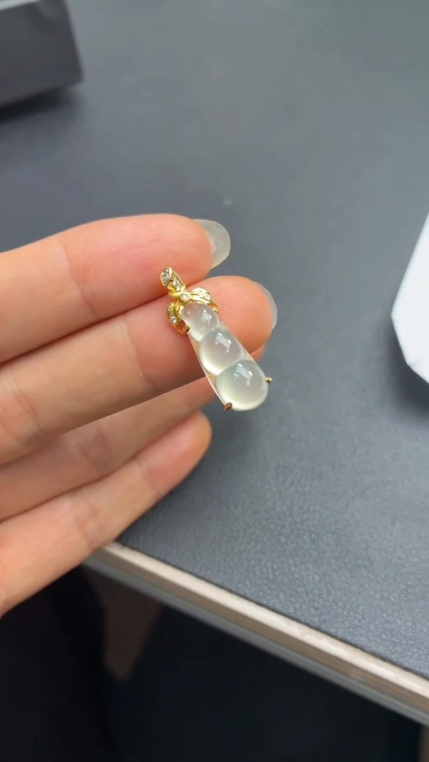 颈饰18K金镶嵌翡翠天然翡翠A货