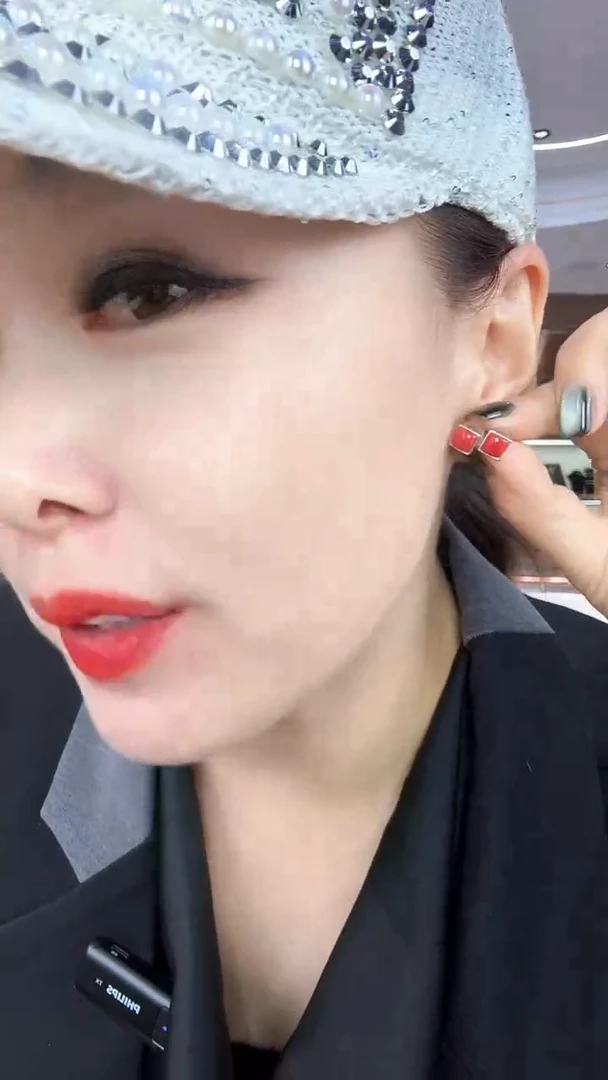 小方块儿 牛血色耳钉