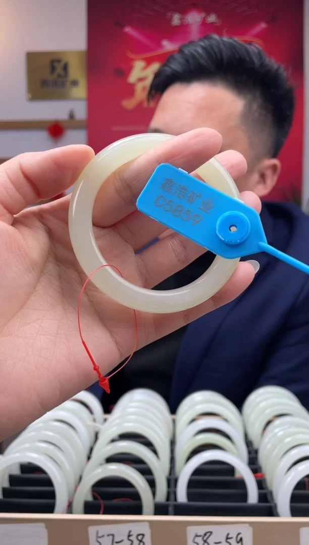 【闪购商品】和田玉手镯未镶嵌翠胶猫 C5859 圈口55