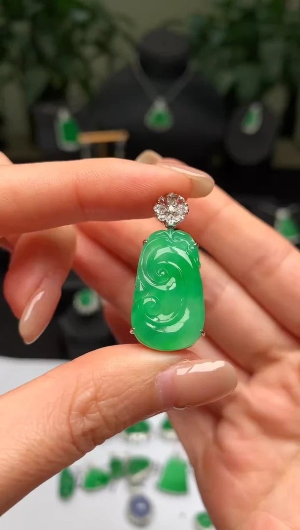 颈饰18K金镶嵌翡翠如意