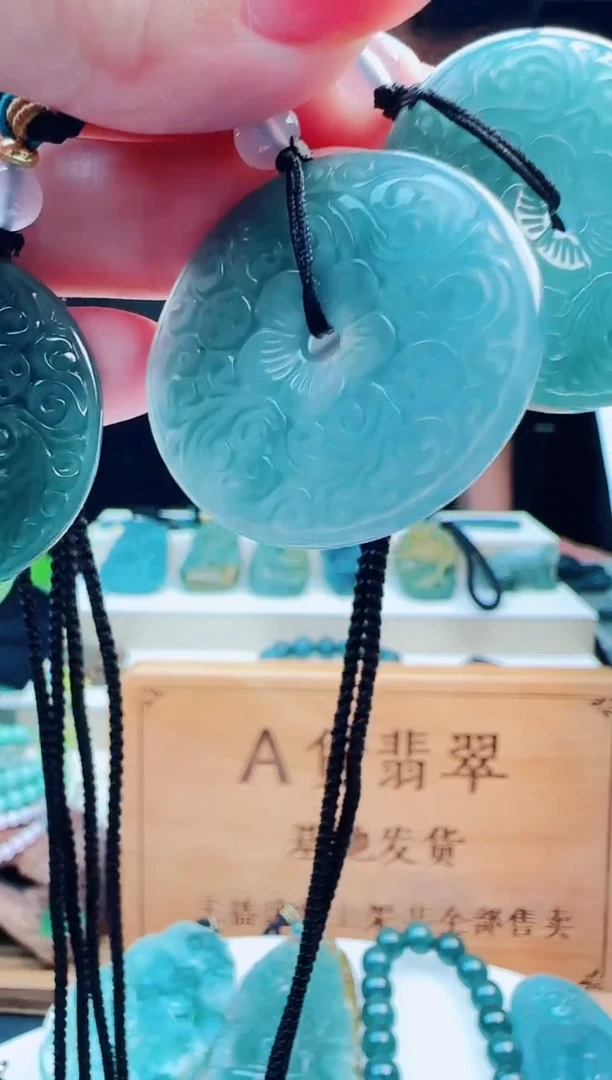 翡翠未镶嵌颈饰多样性发货其中一件