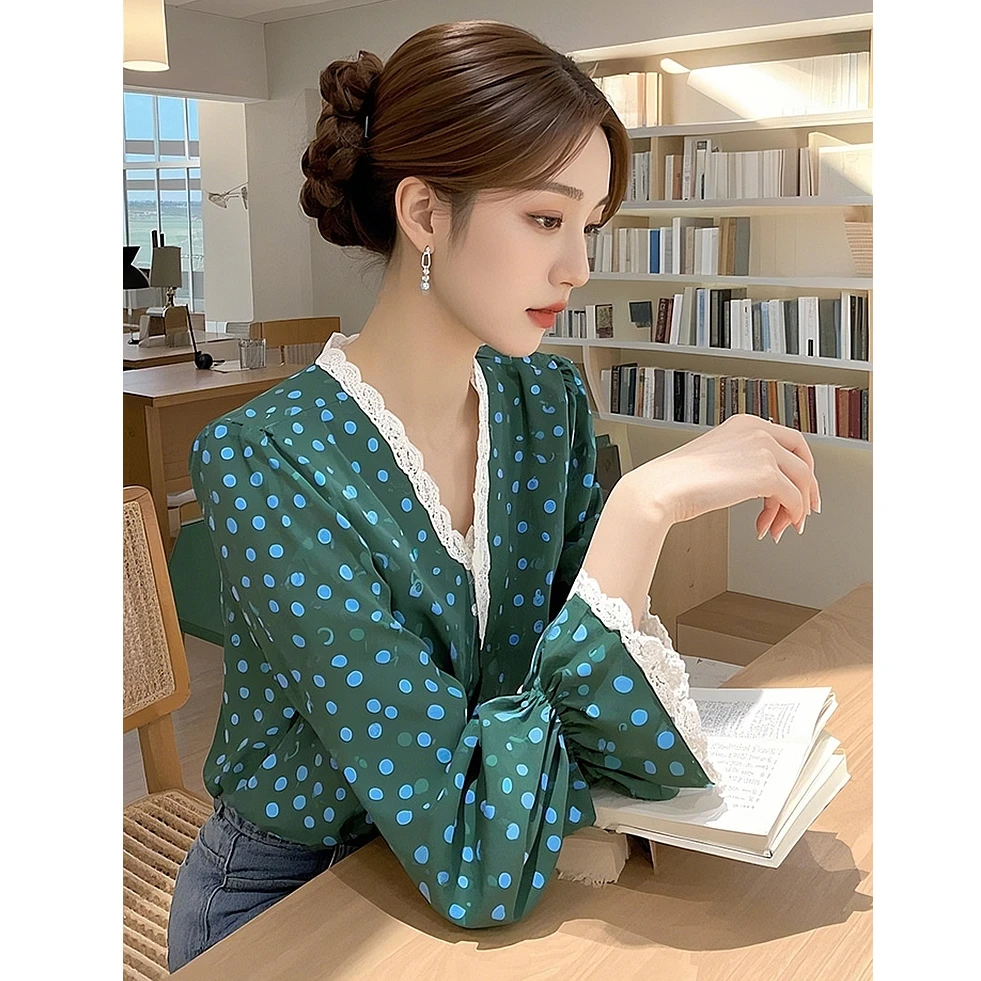 墨绿色波点衬衫独特超好看法式蕾丝花边上衣春季2025新款漂亮小衫