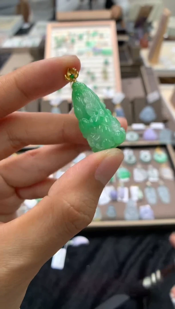 颈饰18K金镶嵌翡翠白菜