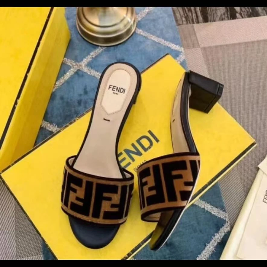 未使用 FENDI/芬迪 老花中跟拖鞋 37