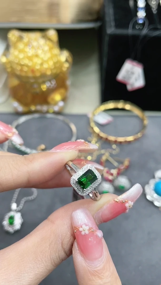 18K金镶嵌石榴石沙弗莱戒指