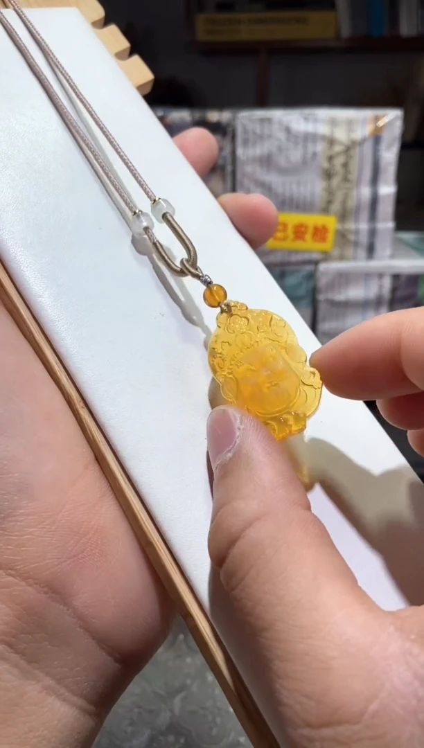 琥珀颈饰未镶嵌黄财神
