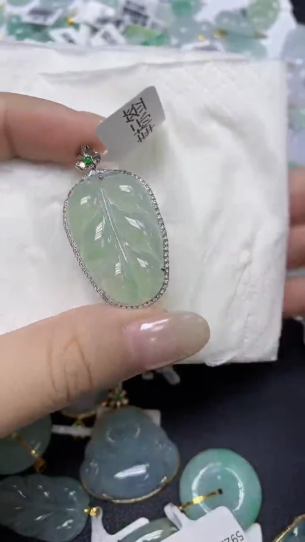 翡翠18K金镶嵌颈饰天然缅甸翡翠A货