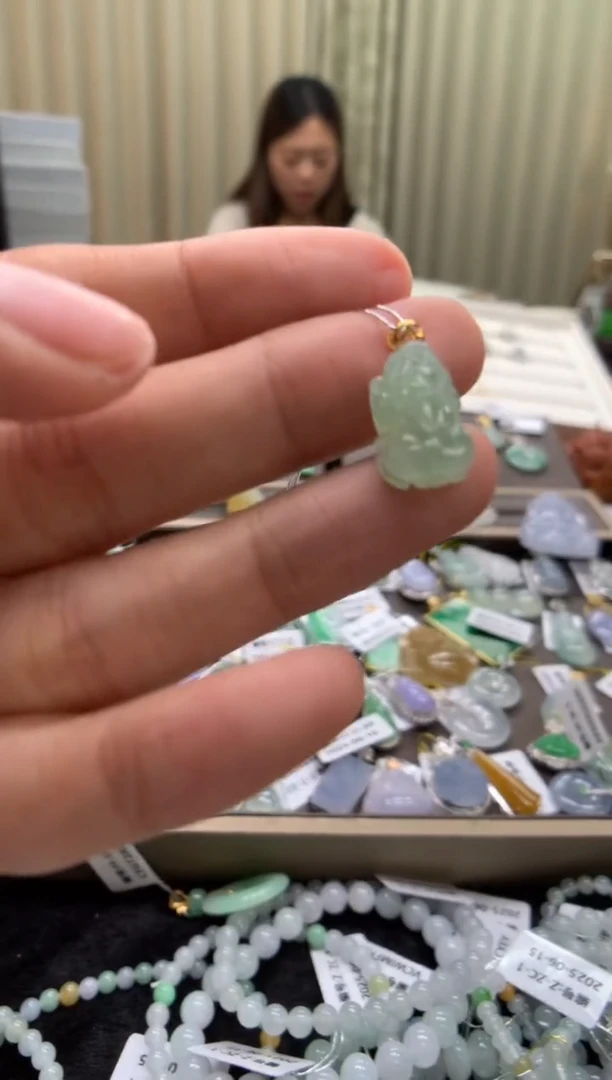 翡翠18K金镶嵌颈饰貔貅