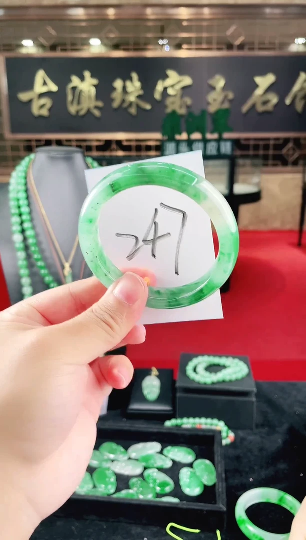未镶嵌手镯石英质玉（非洲翠）微瑕一经发货运费不退介意勿拍