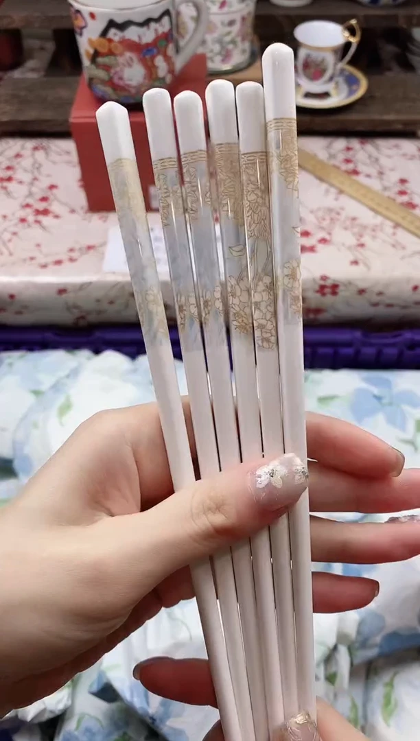 瓷片筷子三双