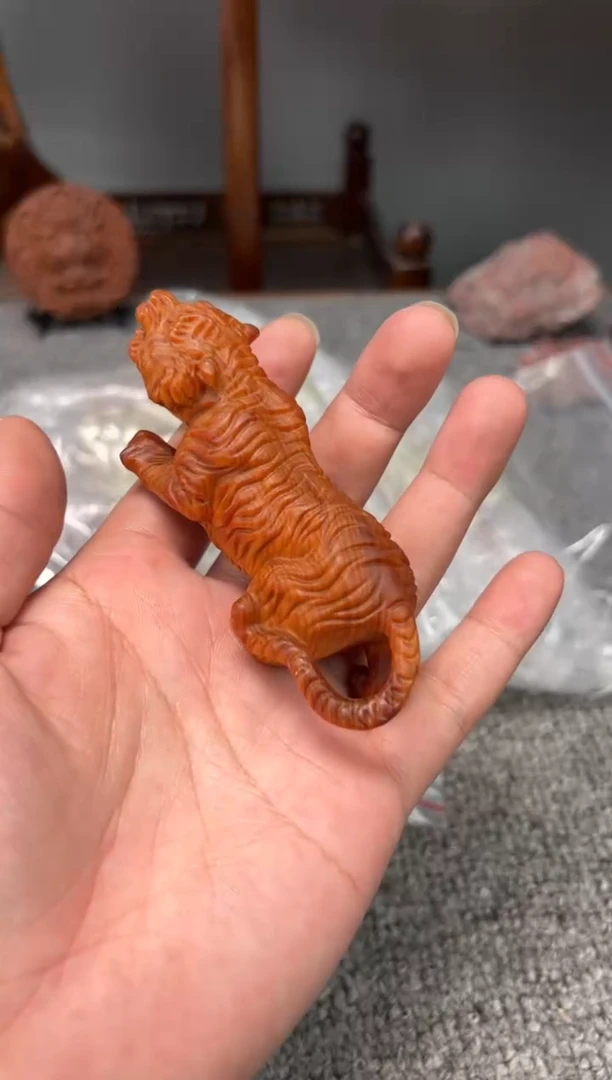 柏木（崖柏）老虎   黑骨手把件 到手一个