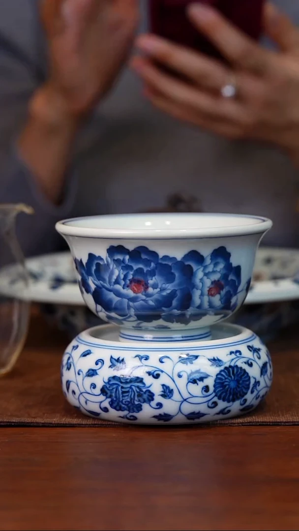 和然窑青花釉里红牡丹压手杯