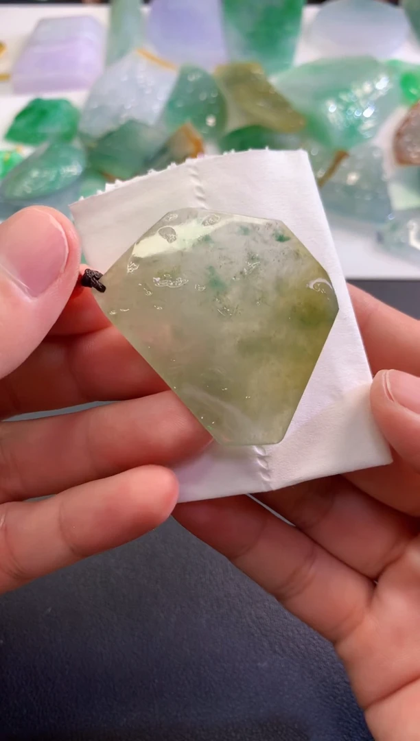 翡翠未镶嵌颈饰