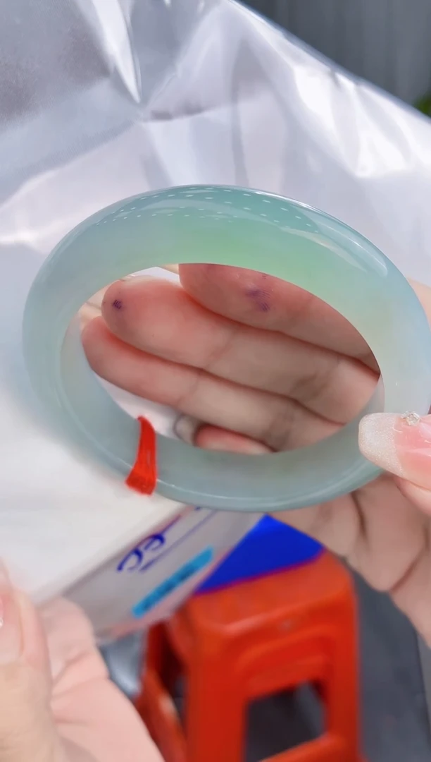 翡翠手镯未镶嵌翡翠手镯