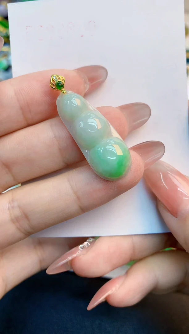 翡翠未镶嵌颈饰1