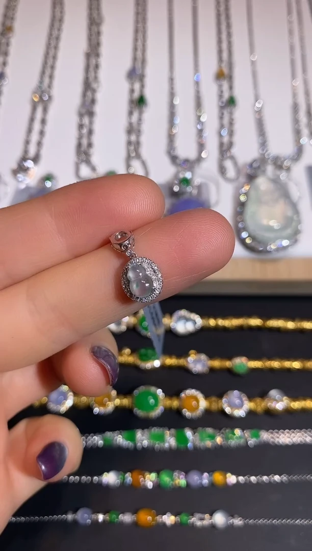 颈饰18K金镶嵌翡翠吊坠