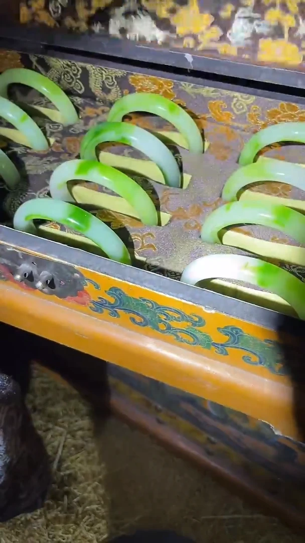 和田玉手镯未镶嵌绿飘花4个