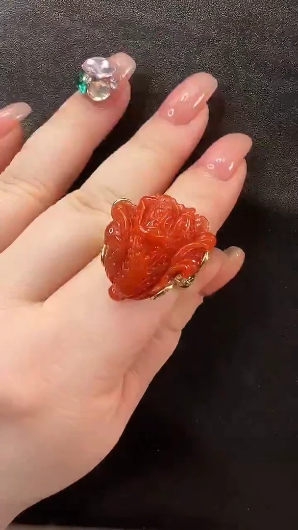 颈饰未镶嵌南红玛瑙戒指