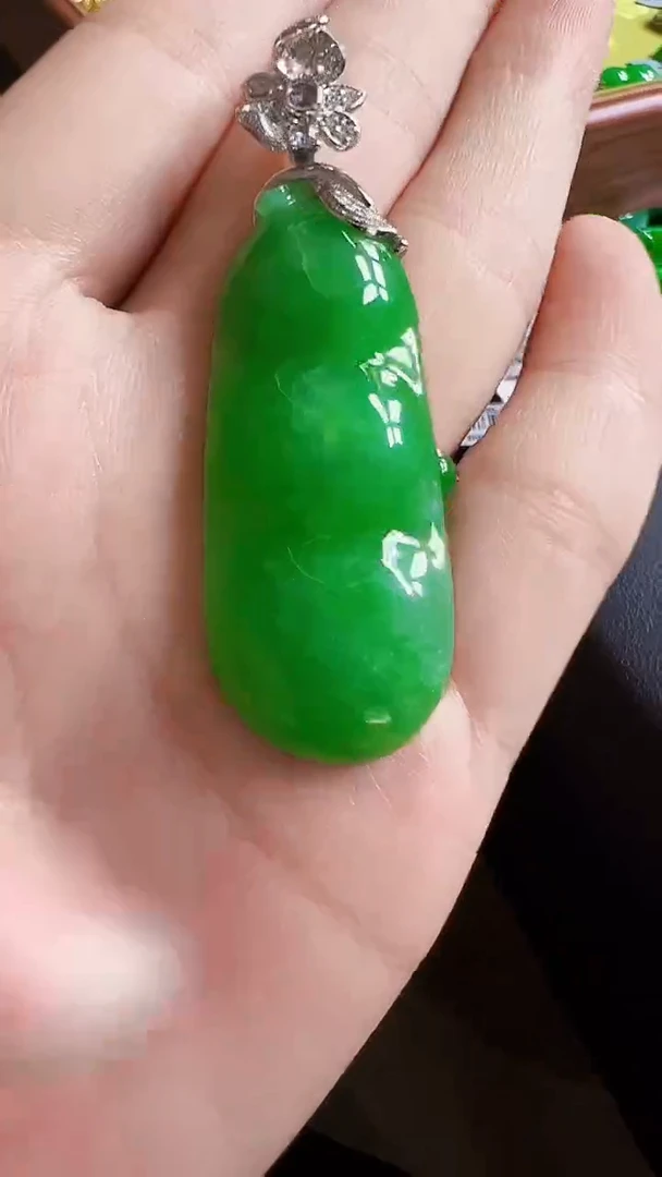 颈饰18K金镶嵌翡翠豆