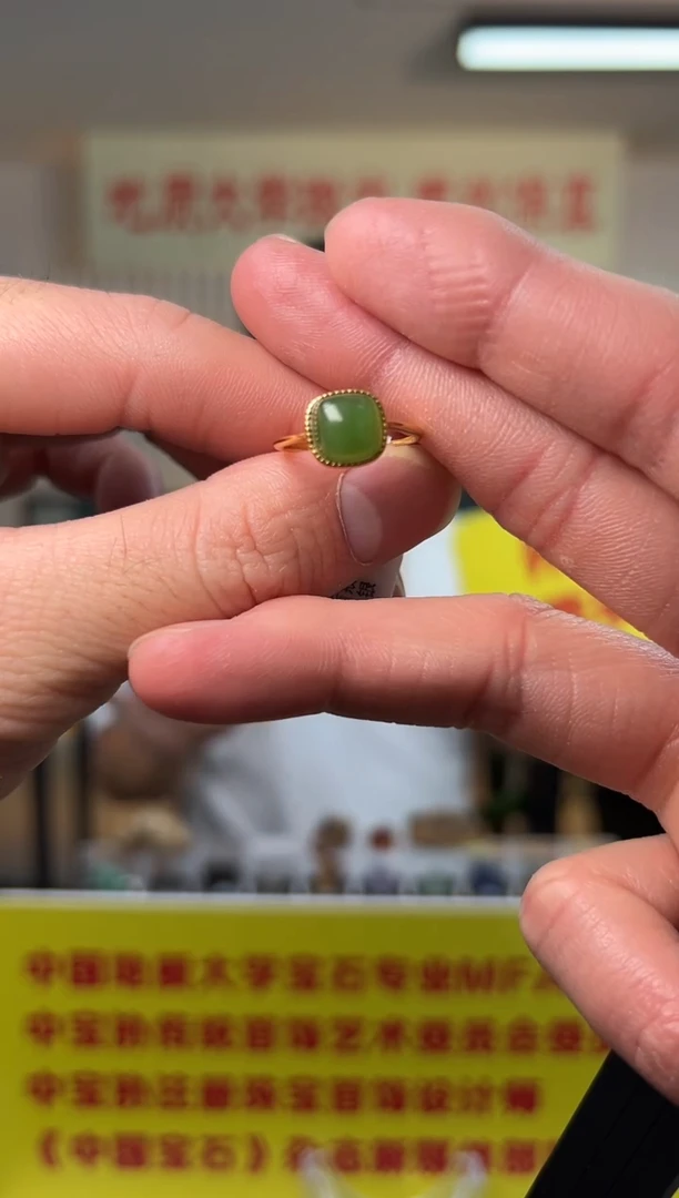 和田玉戒指银S925镶嵌和田碧玉果绿方形蛋面戒指S925银
