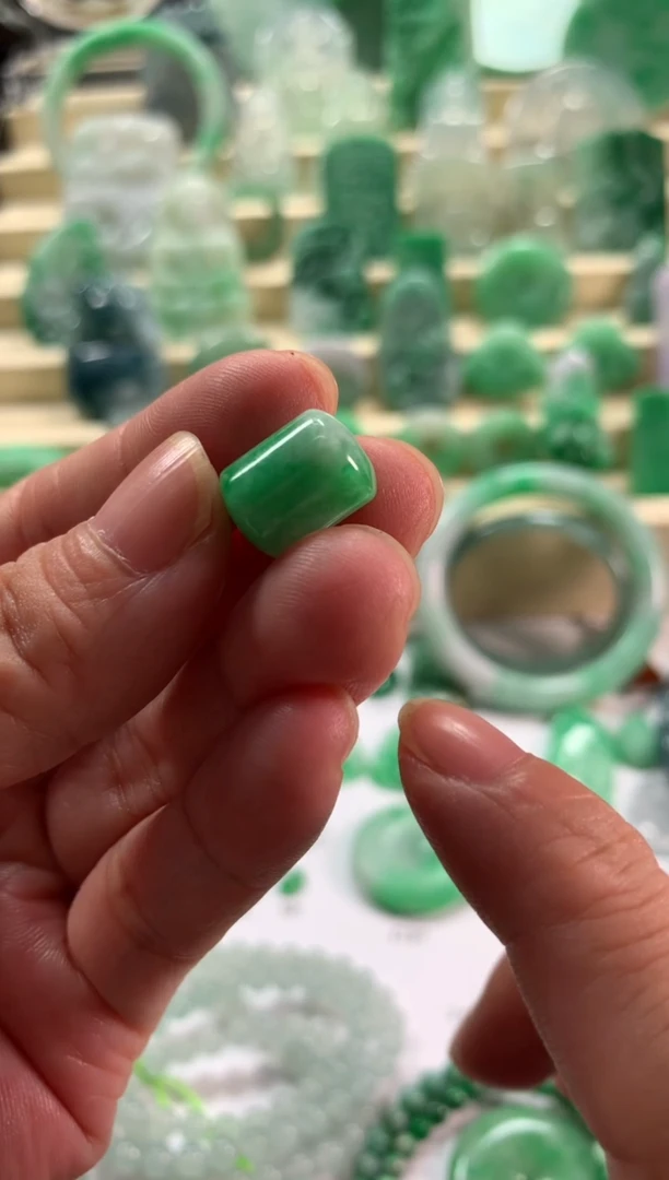 颈饰未镶嵌翡翠挂件