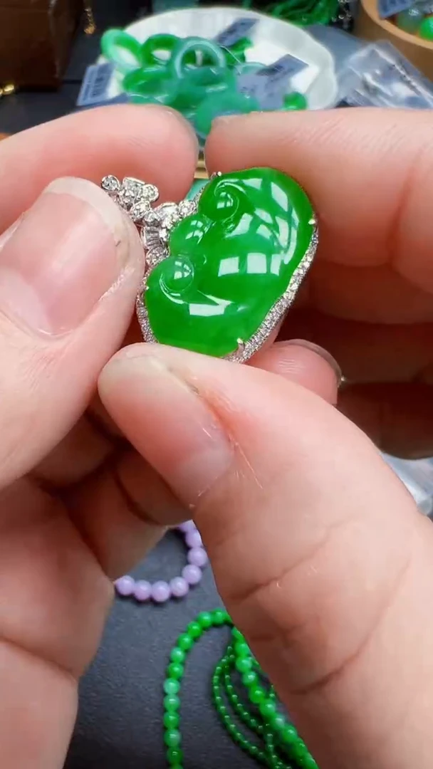 颈饰18K金镶嵌翡翠如意