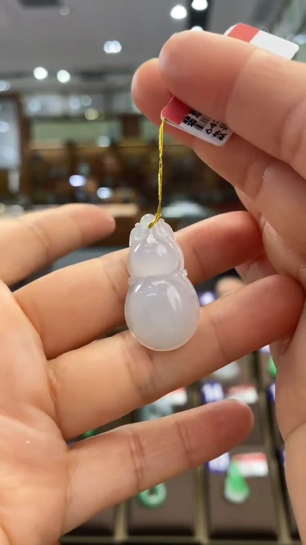 翡翠未镶嵌颈饰葫芦