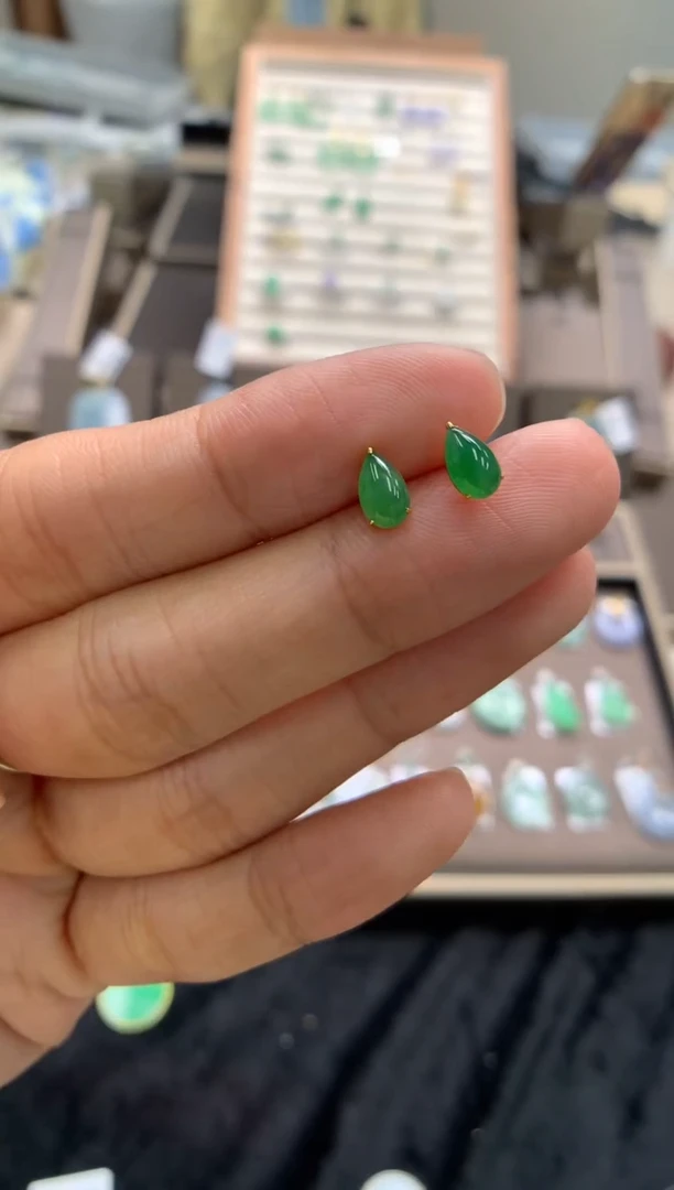 颈饰18K金镶嵌翡翠耳饰