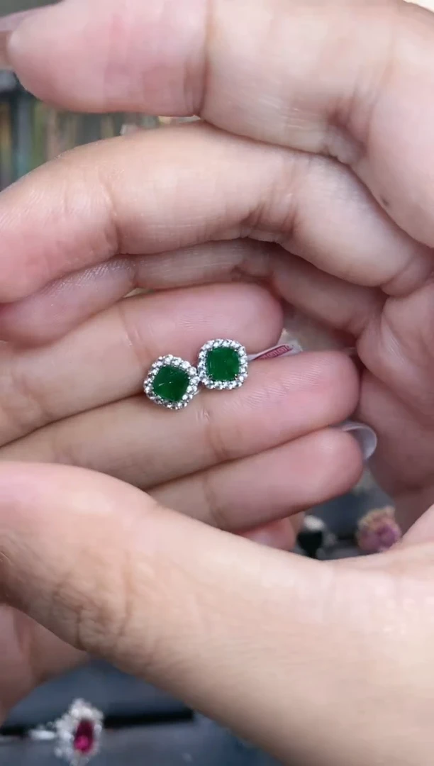 耳饰18K金镶嵌祖母绿·