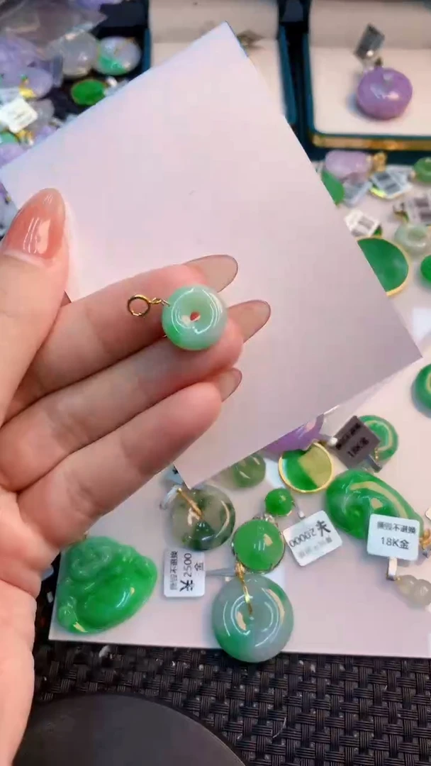 翡翠未镶嵌颈饰           1