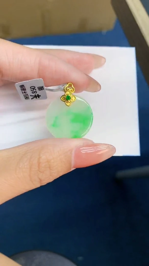 翡翠未镶嵌颈饰           1