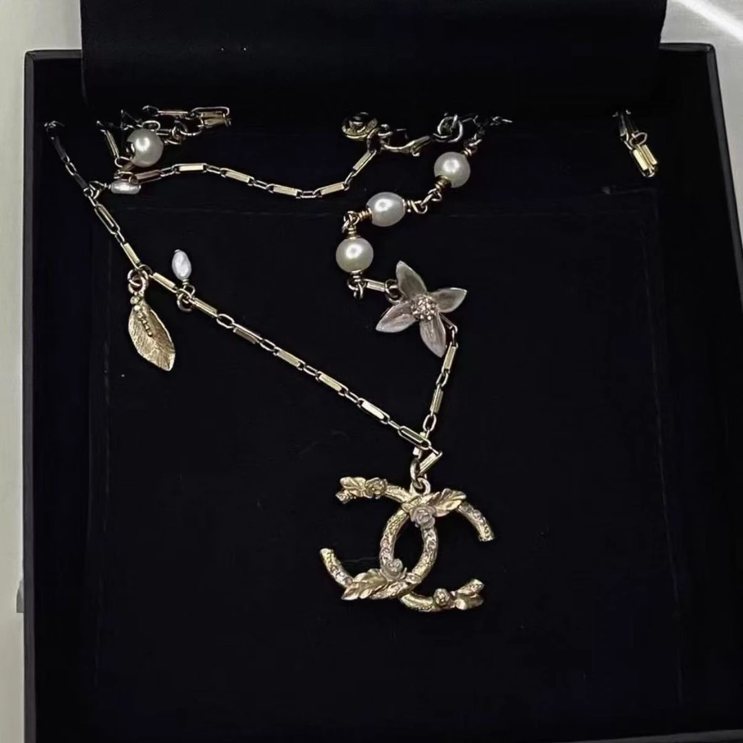 95新 Chanel/香奈儿 展会外场！凡尔赛系列紫色山茶花珐琅项链