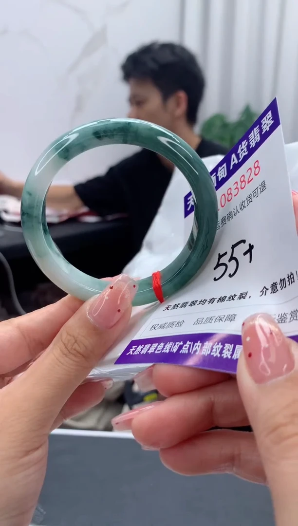 未镶嵌手镯翡翠有纹，完美者勿拍