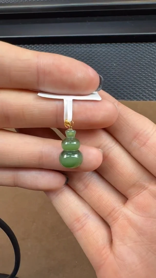 颈饰18K金镶嵌和田玉挂件