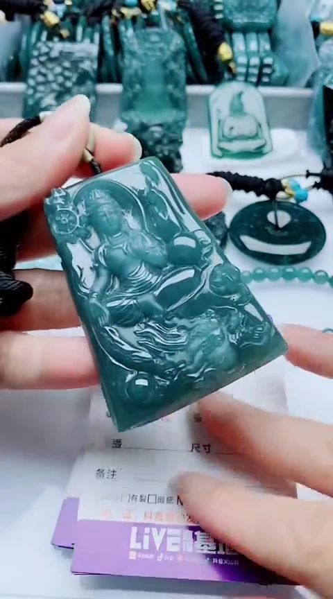 颈饰未镶嵌翡翠