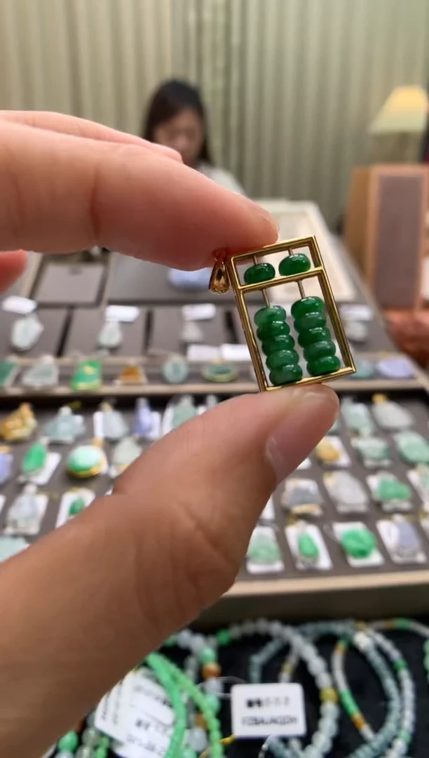 翡翠18K金镶嵌颈饰算盘