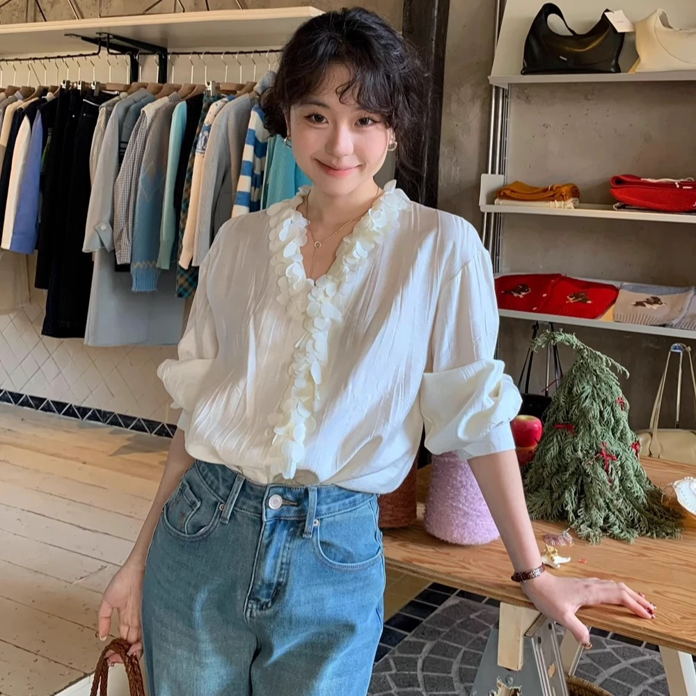 春日栀子 法式气质花瓣V领衬衫女高级宽松肌理感显瘦长袖春季上衣