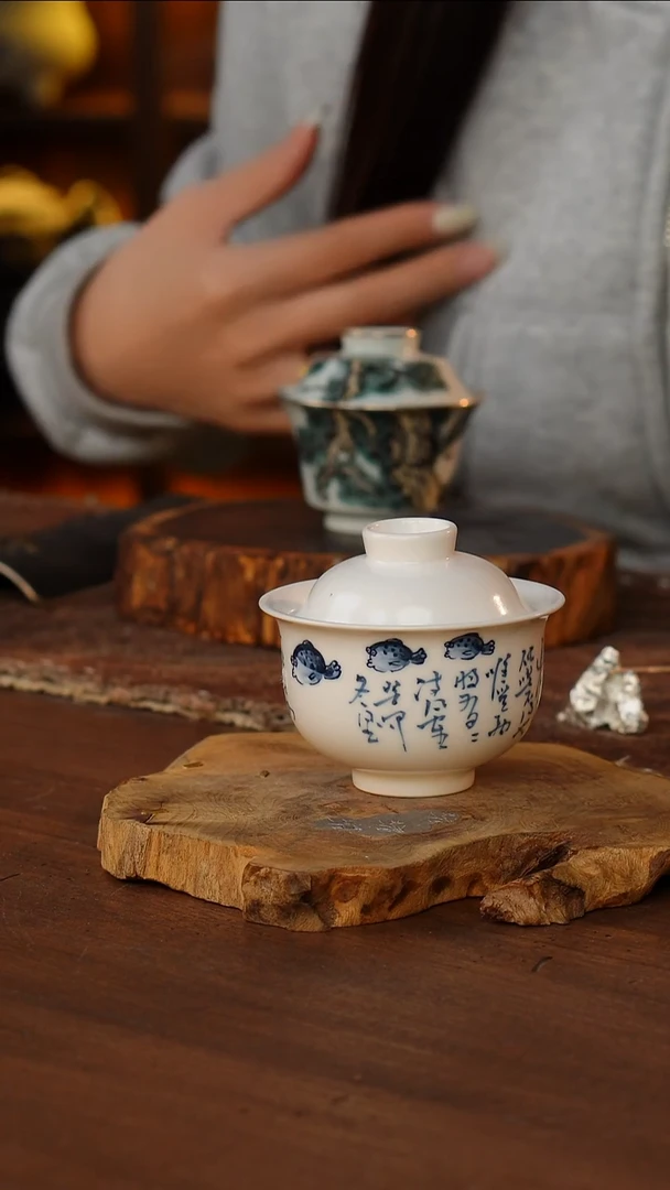 青花诗文小鱼盖碗