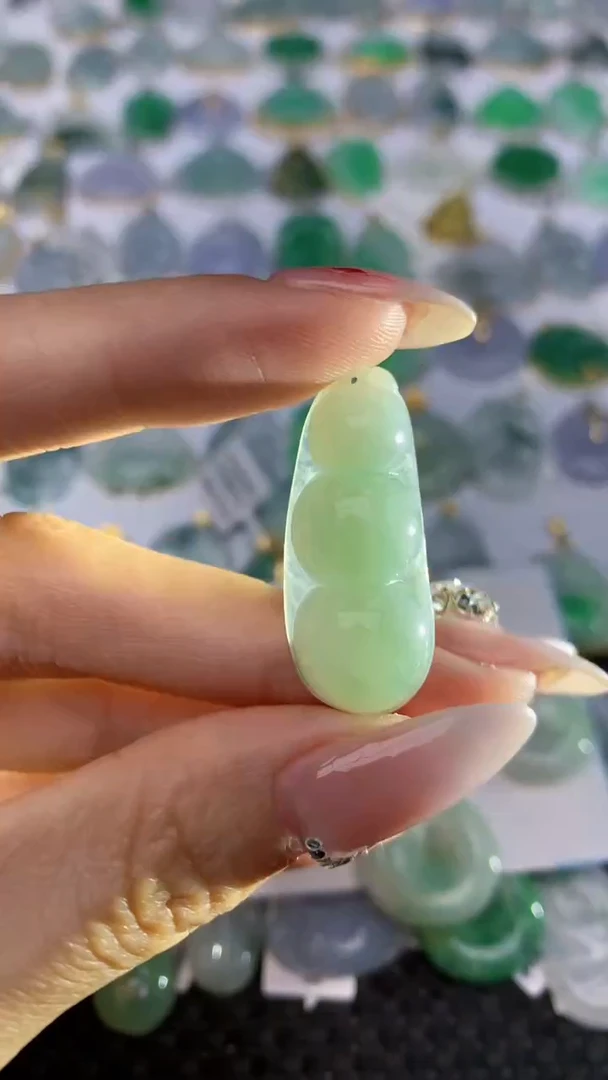 【闪购商品】翡翠颈饰未镶嵌天然翡翠A货