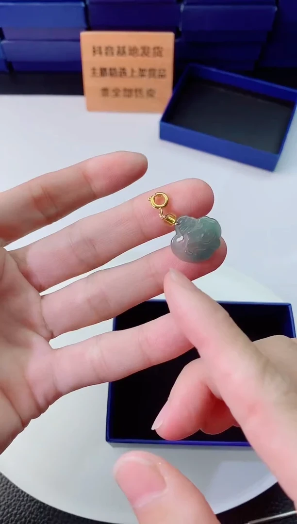 翡翠未镶嵌颈饰  `