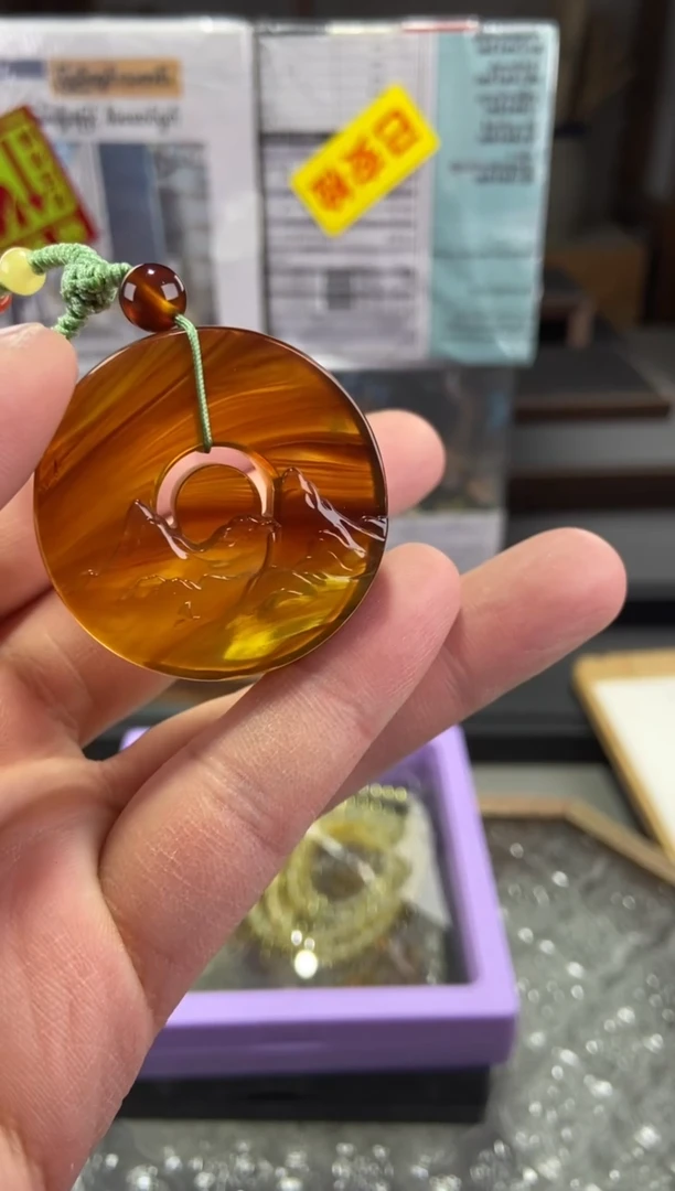 琥珀颈饰未镶嵌千里江山和氏璧