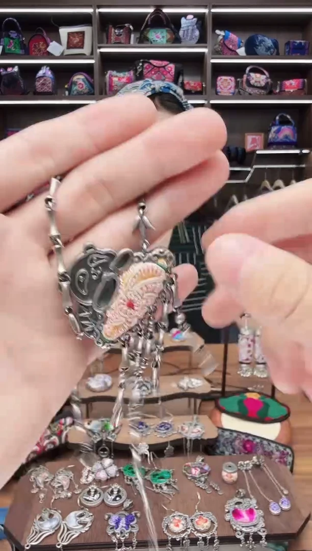 织绣35蒙阿苏苗绣传承店