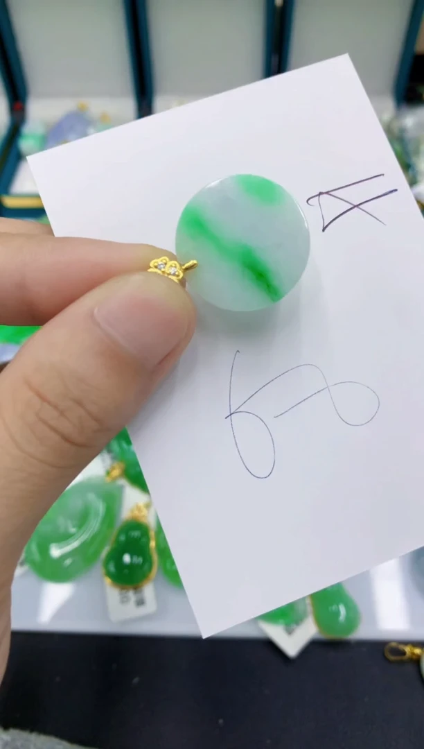 翡翠挂件未镶嵌翡翠